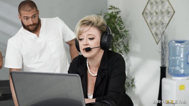 Clip con la inaccesible Dee Williams con rubia de Brazzers Exxtra