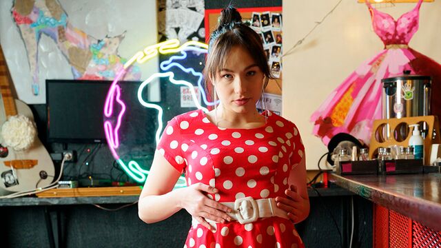 जंगली Sara Bork का क्रिया देखें