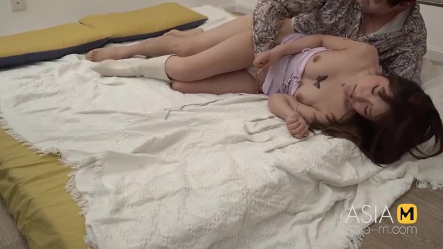 Model Media Asia presenta vídeo con las vaquera reversa de dama