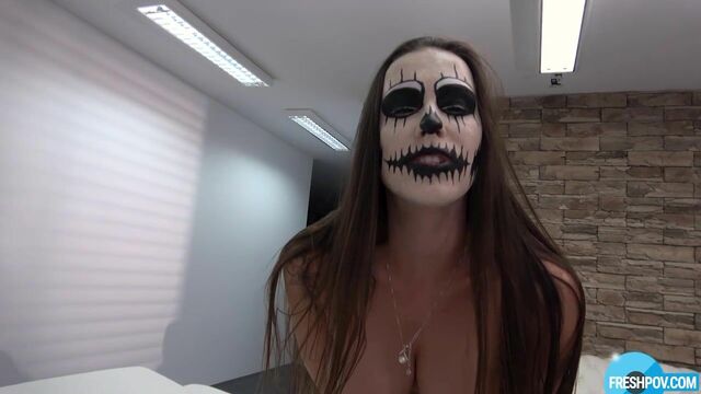 Escena de cabello largo protagonizado por la lasciva Mea Melone