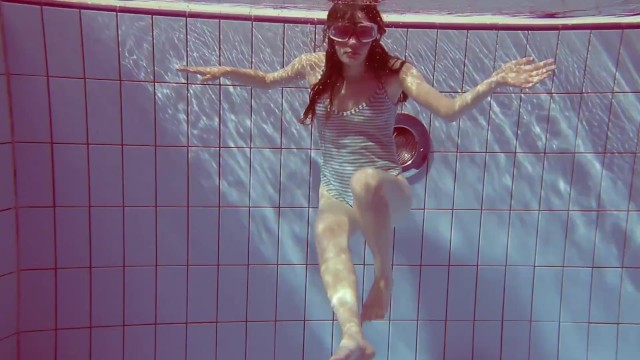 Rodaje de jovencitas protagonizado por la picante muñeca