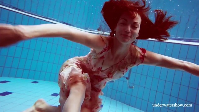 La resplendissante Martina - vidéo gros culs - Underwater Show