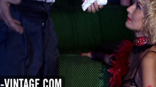 La delicada muñequita en acción de orgía