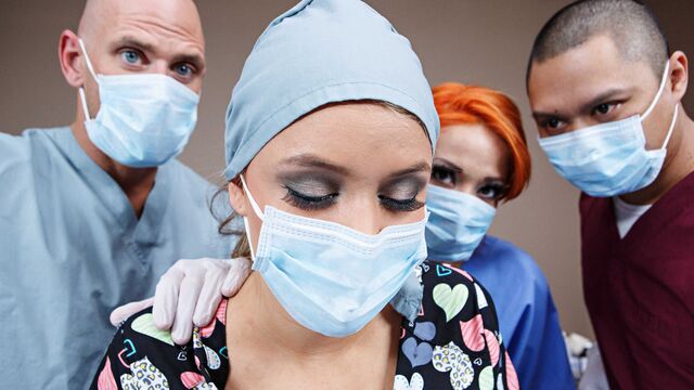 La armoniosa Alexis Monroe. en escena de mamadas