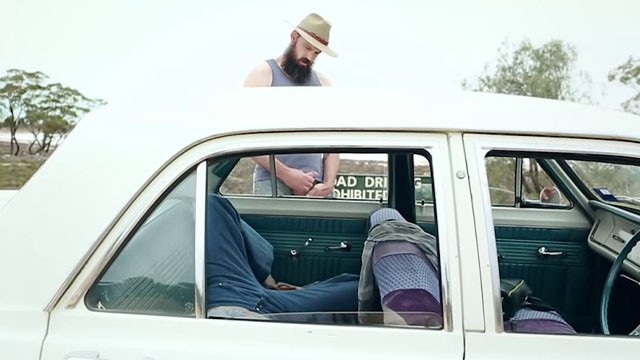 Homens musculosos gravação da ninfeta