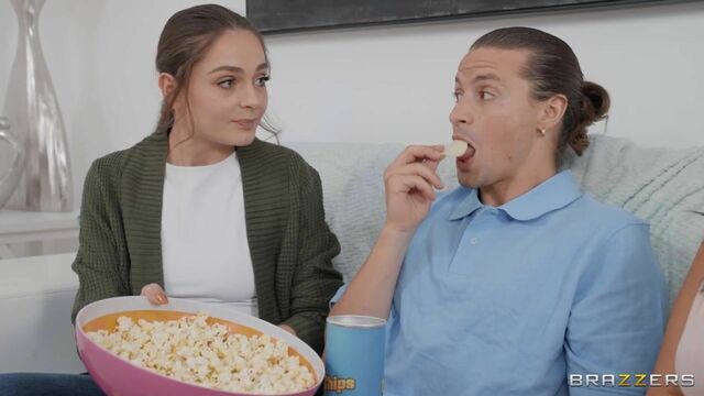 Scène par derrière de la subjugueuse Sofi 