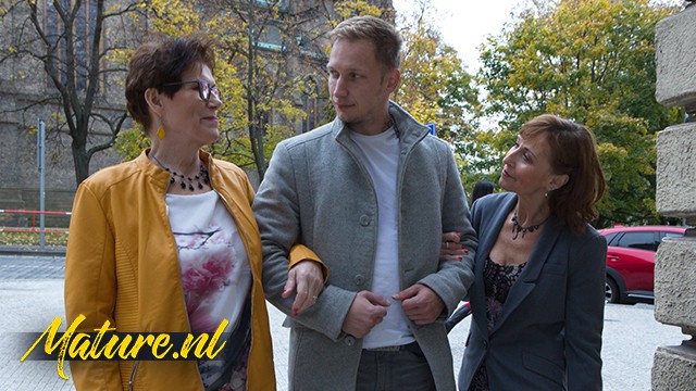 कामोत्तेजित  बेडमेट का चूत चाटने अश्लील साहित्य