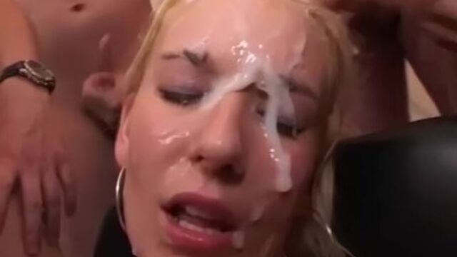 Vidéo de jeune avec la resplendissante concubine de Bukkake Orgy