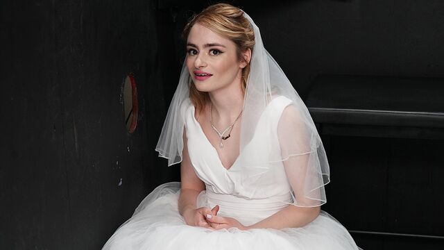 Mira acción con la impecable Reese Robbins