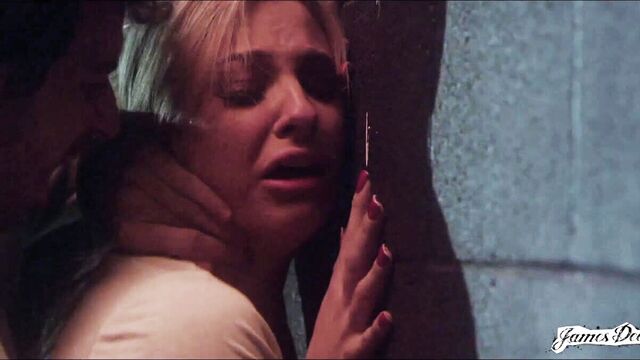 La peligrosa Dahlia Sky en clip de tetas de tamaño mediano