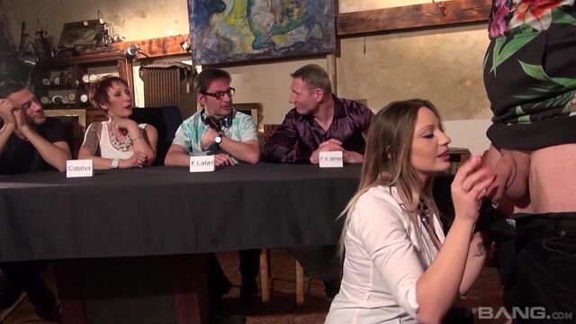 Naturale Sabrina Sweet partecipa in filmato a pecora