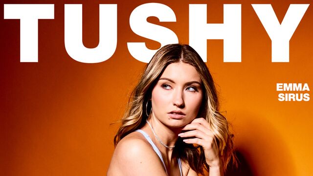 Emocionada Emma Sirus estrelando em peitos naturais delícia