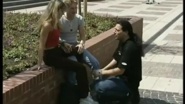 Guarda filmato di gnocca bambolina