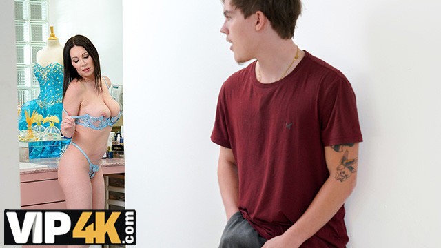 Rayveness in Brünette XXX-Clip von Mature 4k