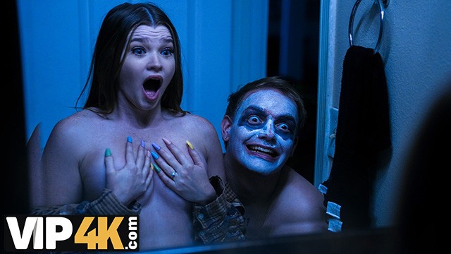 Brillante Kiki Daire partecipa in video tatuata