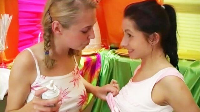 Tráiler de masturbación femenina protagonizado por la pícara Andrea y Stefani