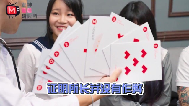 Mulheres tatuadas filmagem com sensual paquera do AsiaM