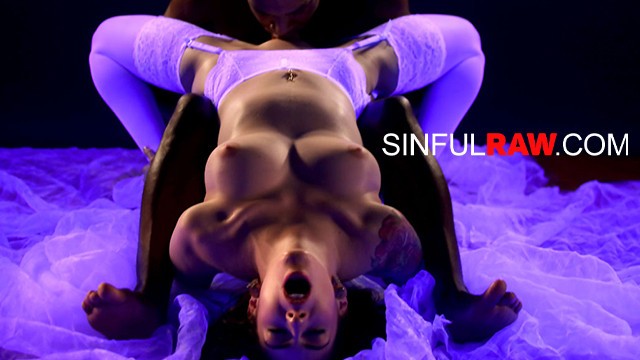 Muschi lecken Porno mit explosiver Anna De Ville von Sinful Raw