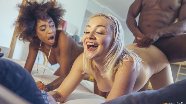 Herrliche Luna Corazon und Marilyn Sugar - Cowgirl Porno - Fake Hostel