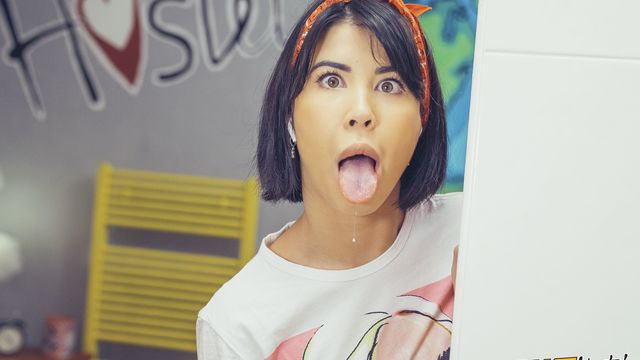 La détendue Lady Dee - clip petits seins - Fake Hostel