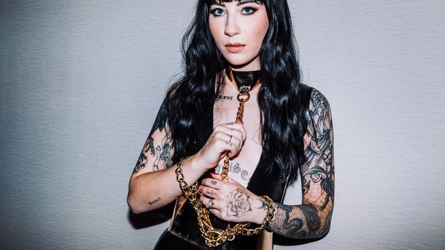 Paqueradora Charlotte Sartre estrelando em estrangulando vídeo