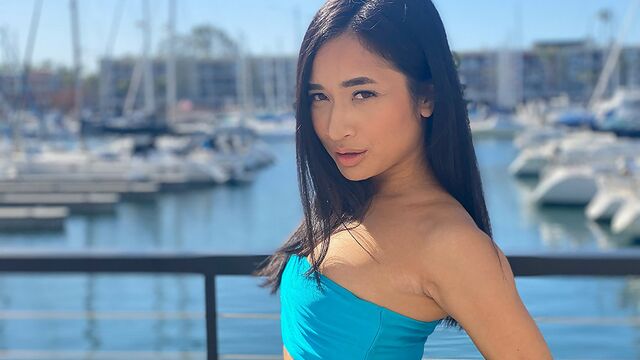 Adelanto de la insaciable Avery de tetas naturales 