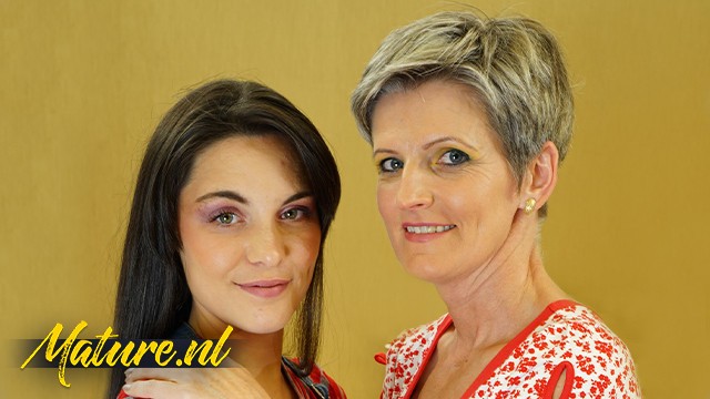 Mature NL apresenta peitos pequenos delícia da sirigaita