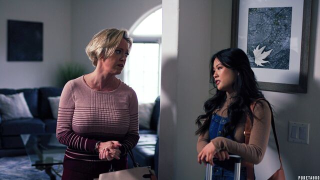 Siririca pornô com esbelta Dee Williams e Lulu Chu do Pure Taboo