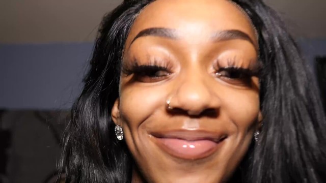 Julian St Jox e Naomi em bundão ação no The Habib Show