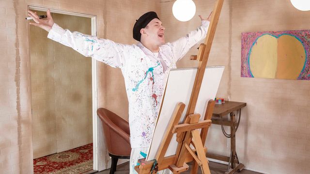 Mandy का कुर्सी पर क्रिया