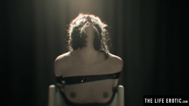 Pornographie frotter le clito de l'incomparable poupée 