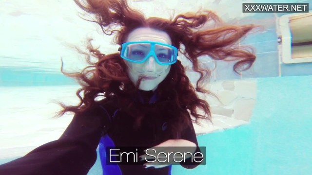 Nadando filmagem com celestial Emi do Underwater Show