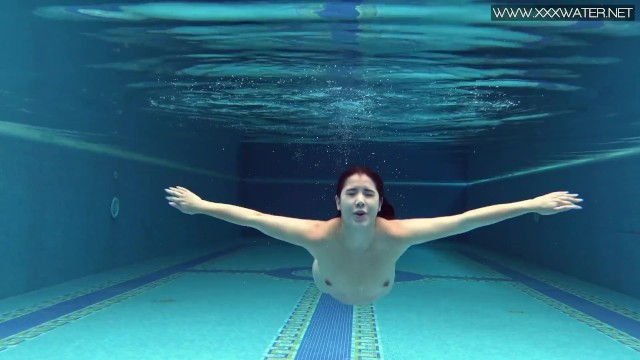 Watch come-hither Lady Dee's action