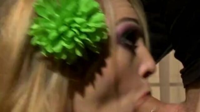 Assista cena da perfeitinha Dane Cross e Lily LaBeau