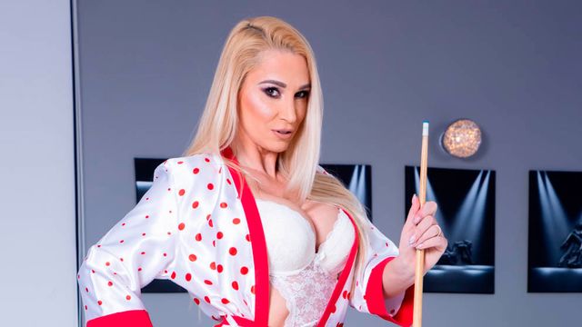 La ravissante Ginger Devil dans sexe cow-girl