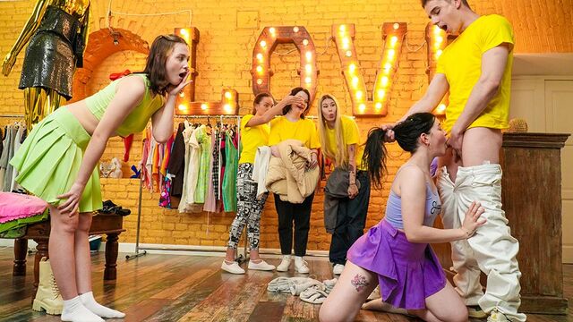 कुत्ते शैली चित्र Club Sweethearts से खिल  Virgin Butterfly और Cristafeer Robien के साथ