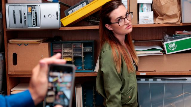 Kat Monroe in porno occhiali di Shoplyfter