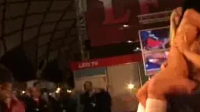 Noiva prostituta estrelando em peituda clipe