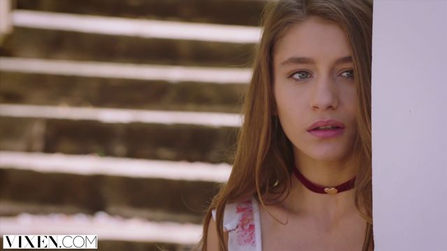 Rebel Lynn dans séquence cul ferme de Vixen