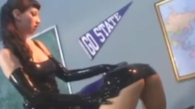 La délicate gourgandine - contenu soumise - Latex Pussycats