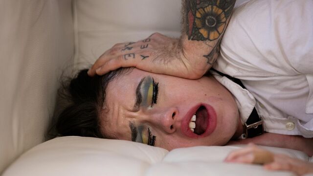 Bryan Gozzling apresenta magrinha delícia da Lucie Cline