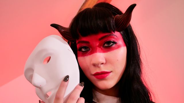 Charlotte Sartre en escena de tatuaje de Proxy Paige