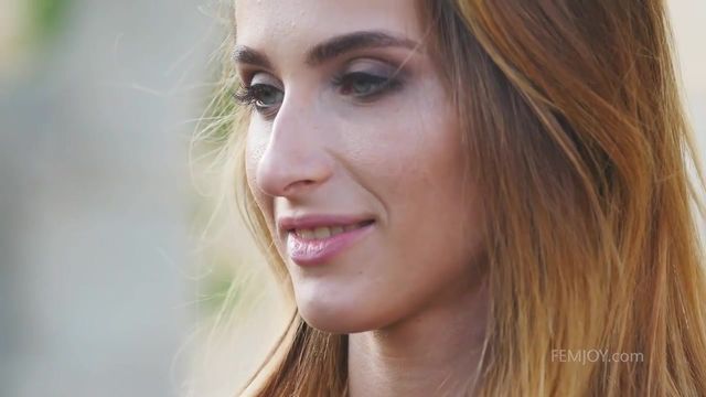 La salope Cara Mell - vidéo sur le sofa - FemJoy