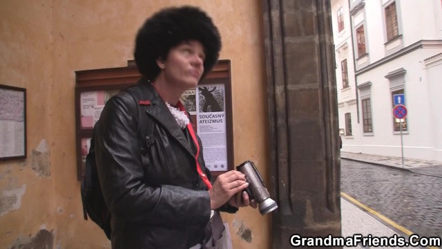 Grandma Friends प्रस्तुत करता है महिला का श्यामलाआ चलचित्र