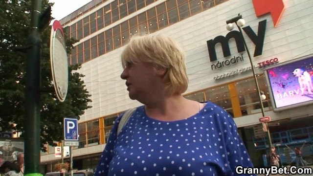 Granny Bet - blowjob porn