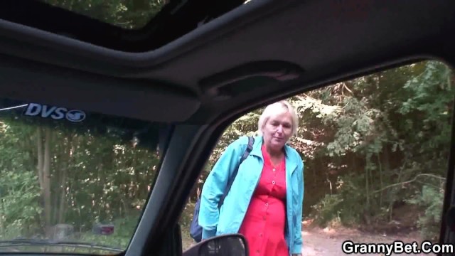 La placentera muchacha - vídeo de rubia - Granny Bet