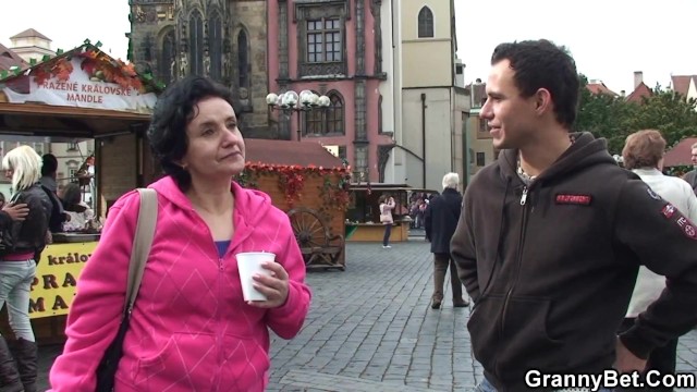 Apaixonante pupila em mãe vídeo