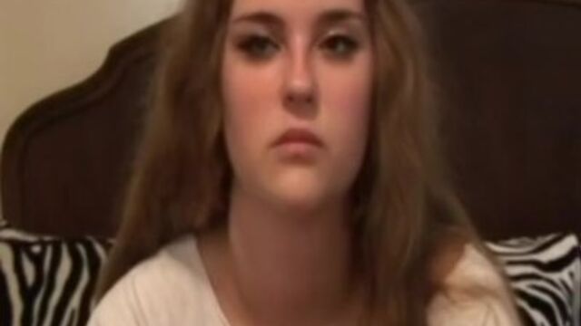 Ed Powers presenta clip con las jovencita de patrona