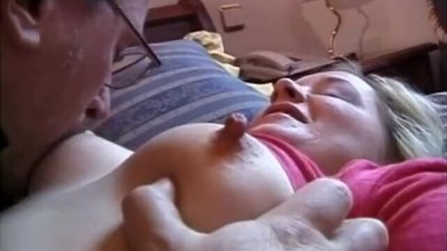 Ed Powers presenta oscenità a pecora con ragazza