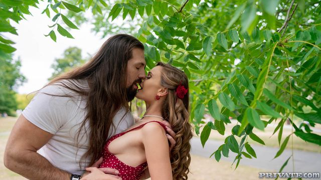 Tight and Teen - escena de vaquera reversa